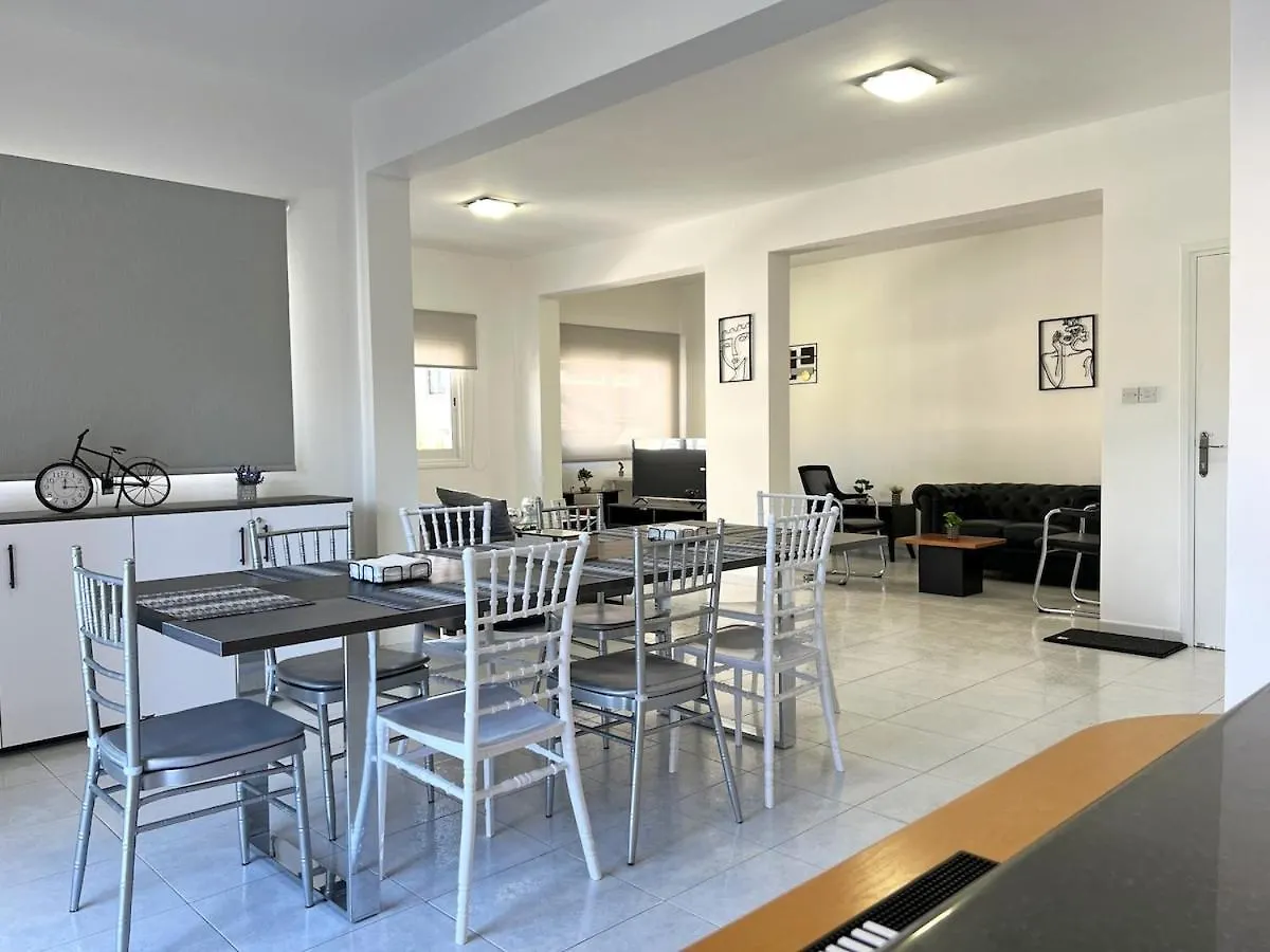 Albert'S Apartment Center 101K Larnaca
